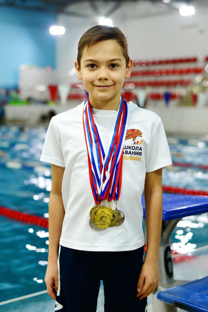В школе был спортсменом. Спортивная школа Дельфин Новороссийск. Матчевая встреча по плаванию Вымпел.
